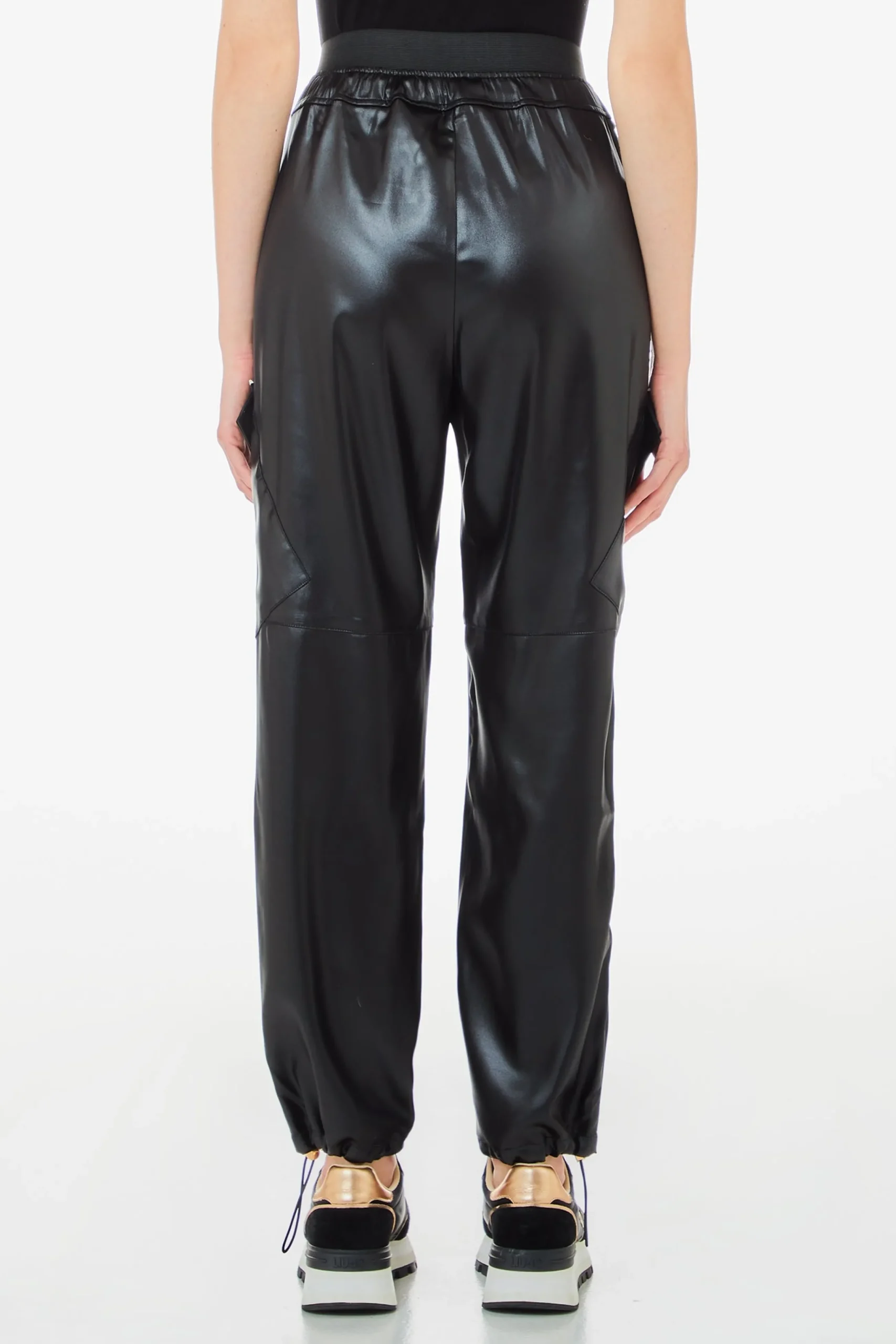 pantaloni_jogger_in_ecope_2.webp Hot Pantaloni jogger in ecopelle con tasche a zip di Donna Pantaloni
