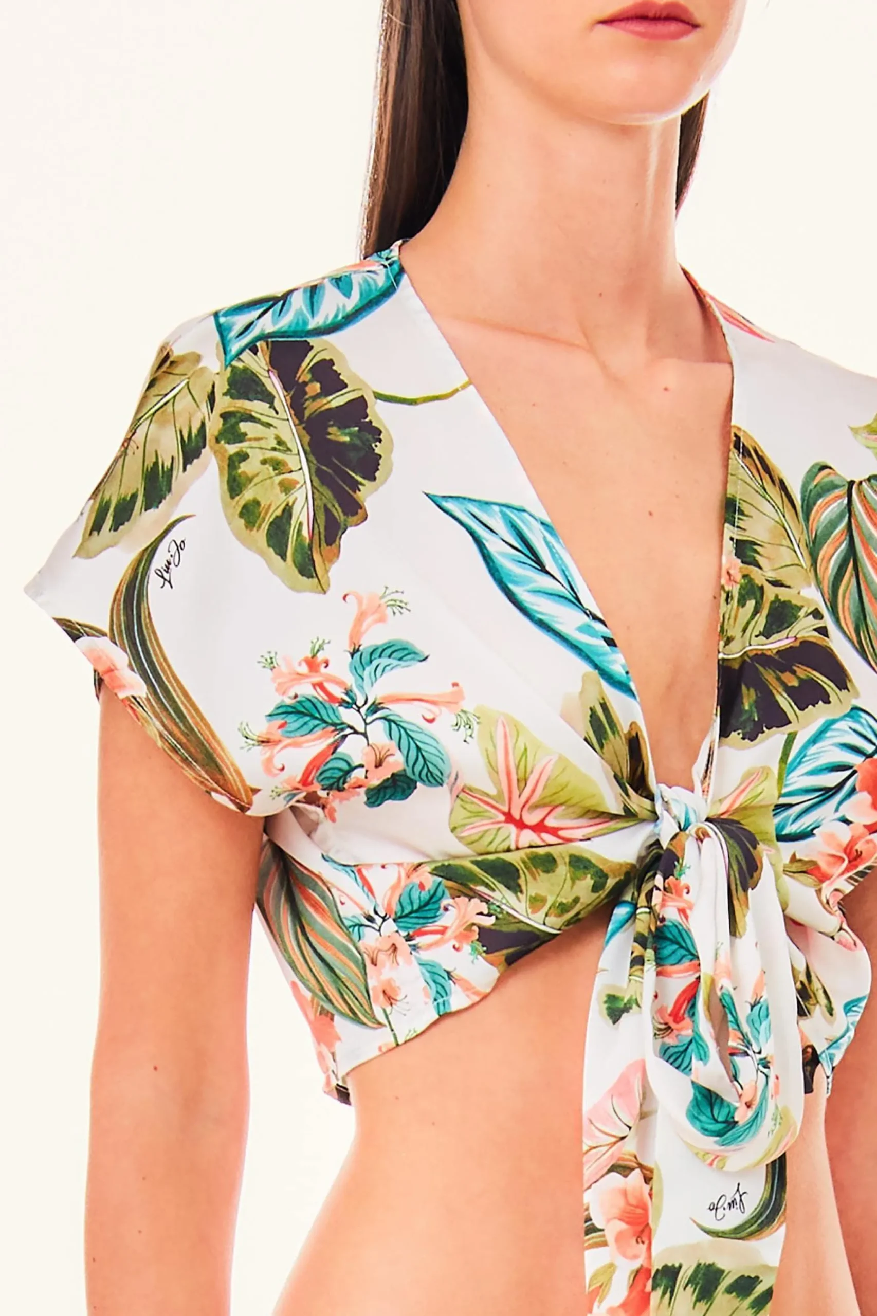 top_con_fantasia_tropical_2.webp Outlet Top con fantasia tropicale Donna Maglie